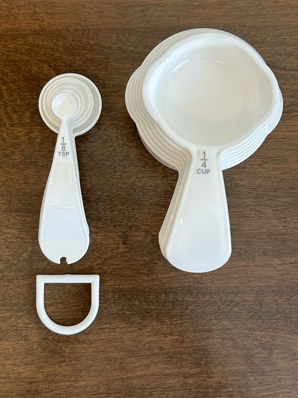 TUPPERWARE CURVED HANDLE WHITE MEASURING CUPS AND SPOONS
